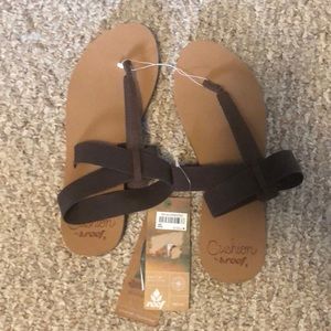 Cushion Reef Sandals - BRAND NEW